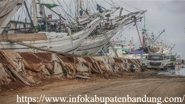 Tanggul Bocor di Pesisir